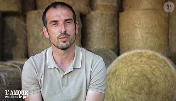 Julien (L'amour est dans le pré) avec ses prétendantes Coralie et Louise.