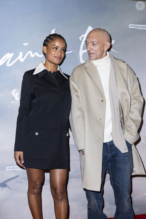 "Ça fait facile 30 ans oui j'y étais en 1989 donc je suis revenu en France, que je n'avais jamais vraiment quitté parce que bon je veux dire la France c'est pas un endroit qu'on quitte."

Narah Baptista, Vincent Cassel - Photo Call pour la 1ere de « St Ex »au Pathe Wepler à Paris © Olivier Borde /Bestimage