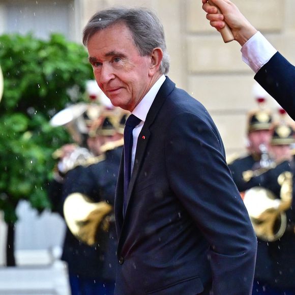 Mardi 30 décembre, c’est via un communiqué que LVMH a annoncé le rachat des magazines "Challenges", "Sciences et Avenir" ainsi que "La Recherche", afin d’assurer leur “pérennité”. 

Bernard Arnault, Pdg de LVMH - Arrivées des personnalités au dîner d'État en l'honneur du président brésilien et de sa femme au palais présidentiel de l'Élysée à Paris le 5 juin 2025.

© Christian Liewig / Bestimage