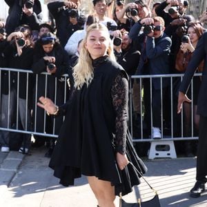 La chanteuse Louane (Louane Emera) aux arrivées au défilé Rabanne Mode Collection Prêt-à-Porter Automne/Hiver 2025-2026 lors de la Fashion Week de Paris (PFW) au siège de l'Unesco, à Paris, France, le 6 mars 2025. © Denis Guignebourg/Bestimage