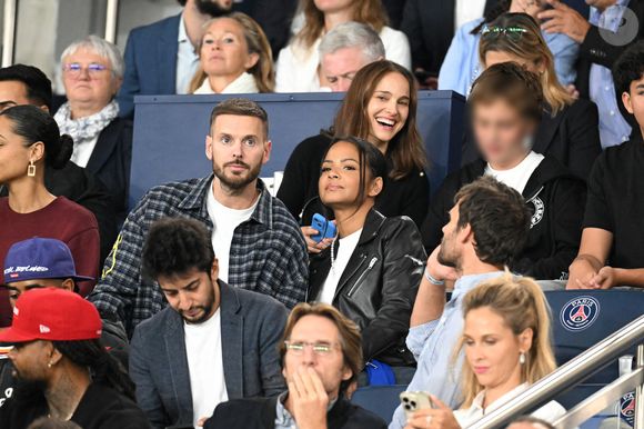 Le chanteur l'a fait savoir sur ses réseaux en postant une photo.

Natalie Portman et son fils Aleph, Christina Milian et son mari M. Pokora (Matt Pokora), Mathieu Vergne et sa femme Ophélie Meunier, Kamel Isker, Alexis Michalik - Célébrités dans les tribunes lors du match de qualification pour la Coupe du Monde 2026 entre la France et l'Islande (2-1) au Parc des Princes à Paris le 9 septembre 2025. © Lionel Urman/Bestimage