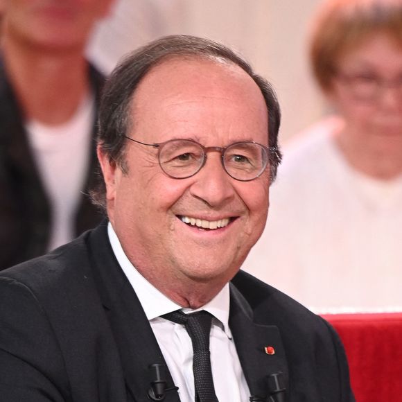 Exclusif - Le président François Hollande - Enregistrement de l'émission "Vivement dimanche" aux studios Rive Gauche, présentée par M.Drucker et diffusée le 5 octobre 2025 sur France 3.
Guillaume Gaffiot/Bestimage
