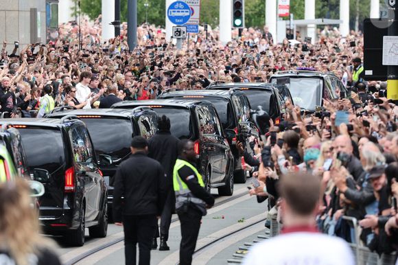 Le cortège funèbre d'Ozzy Osbourne au passage du Black Sabbath Bridge à Birmingham, Royaume-Uni le mercredi 30 juillet 2025. Photo de Stephen Lock/I-Images/ABACAPRESS.COM