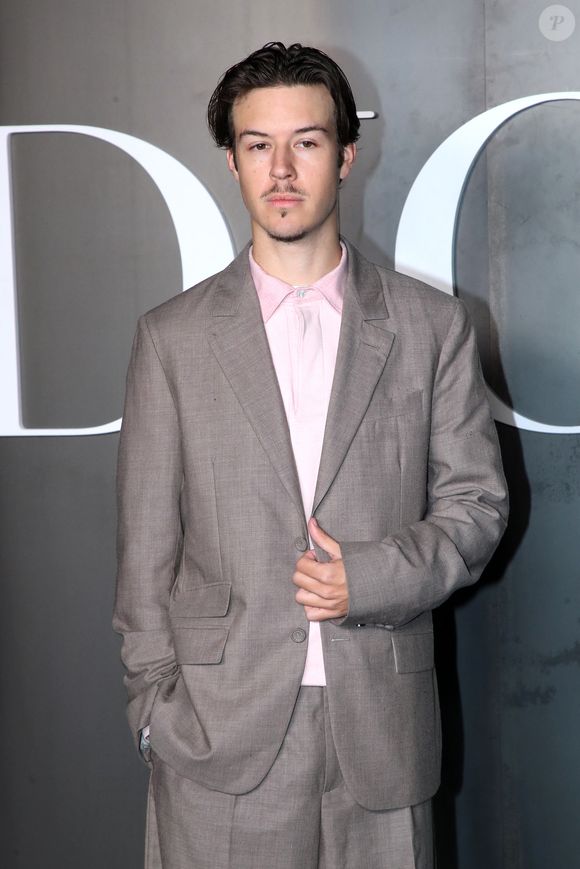 Seb la Frite partage son expérience personnelle, limitant volontairement son temps sur les réseaux sociaux pour se discipliner face à l’omniprésence du digital.

Sebastien Frit alias Seb La Frite au photocall du défilé Dior Homme à l'École-Militaire lors de la semaine de la mode masculine automne/hiver 2025-2026 à Paris, France, le 24 janvier 2025. © Bertrand Rindoff/Bestimage