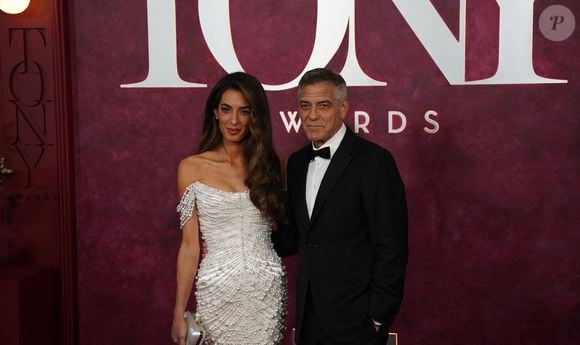 "Je m’occupe des enfants, ne t’inquiète pas", lui aurait assuré George Clooney alors qu’elle devait intervenir à l’ONU.

George et Amal Clooney lors de la 78ème édition des Tony Awards à New York, le 9 juin 2025 @Zuma Press/Bestimage