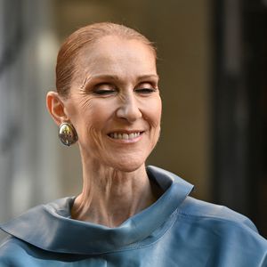Quelques jours avant son retour sur scène, Céline Dion avec des fans devant son hôtel, le Royal Monceau, à Paris, en France, le 6 septembre 2026. © Lionel Urman/Bestimage