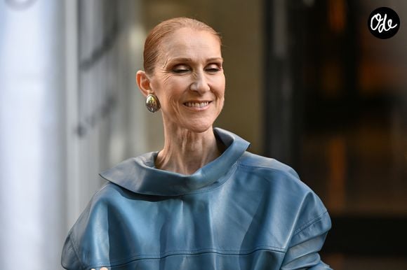 Quelques jours avant son retour sur scène, Céline Dion avec des fans devant son hôtel, le Royal Monceau, à Paris, en France, le 6 septembre 2026. © Lionel Urman/Bestimage