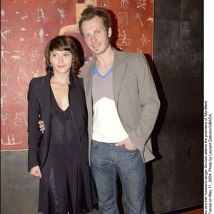 L'actrice française Emma de Caunes et son mari, le chanteur Sinclair, assistent à la première du film « Ma Mère » à l'Élysées-Biarritz à Paris, en France, le 11 mai 2004. Photo : Laurent Zabulon/ABACA.