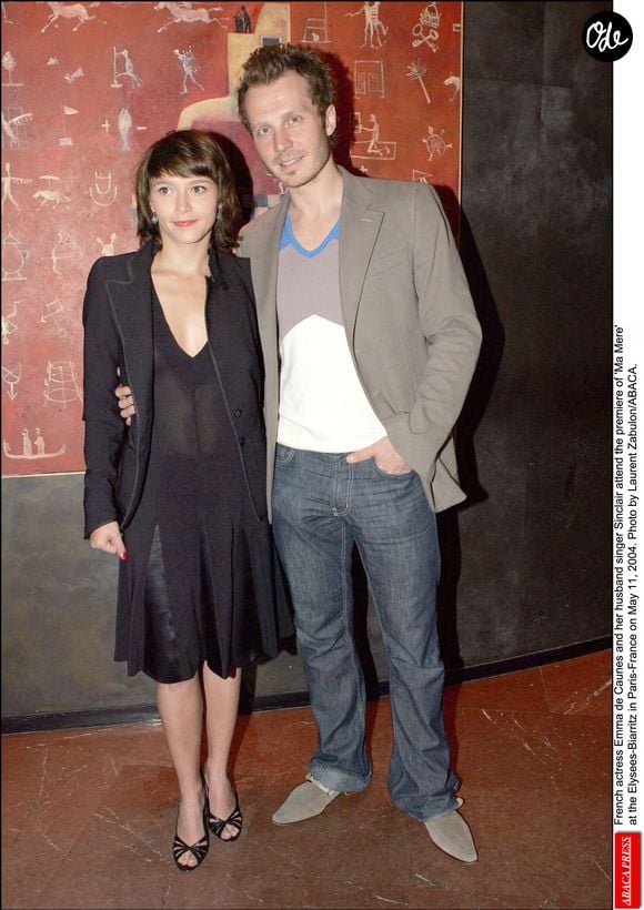 L'actrice française Emma de Caunes et son mari, le chanteur Sinclair, assistent à la première du film « Ma Mère » à l'Élysées-Biarritz à Paris, en France, le 11 mai 2004. Photo : Laurent Zabulon/ABACA.
