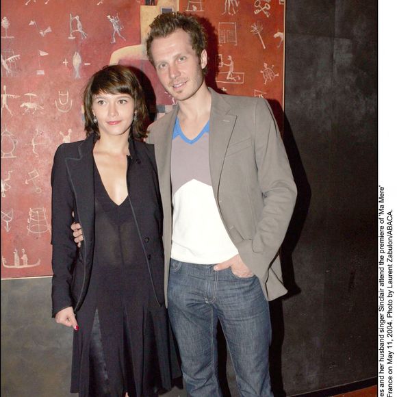 L'actrice française Emma de Caunes et son mari, le chanteur Sinclair, assistent à la première du film « Ma Mère » à l'Élysées-Biarritz à Paris, en France, le 11 mai 2004. Photo : Laurent Zabulon/ABACA.