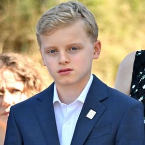 Sur le compte Instagram du palais princier, on peut ainsi découvrir Albert et Charlène de Monaco en découverte des lieux sous un grand soleil, accompagnés de leurs enfants. 

Le prince Albert II de Monaco, la princesse Charlène de Monaco, le prince Jacques de Monaco, marquis des Baux et la princesse Gabriella de Monaco lors de leur visite officielle aux Baux-de-Provence, France, le 5 septembre 2026. © Bruno Bebert/Bestimage