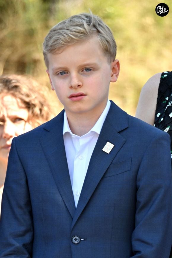 Sur le compte Instagram du palais princier, on peut ainsi découvrir Albert et Charlène de Monaco en découverte des lieux sous un grand soleil, accompagnés de leurs enfants. 

Le prince Albert II de Monaco, la princesse Charlène de Monaco, le prince Jacques de Monaco, marquis des Baux et la princesse Gabriella de Monaco lors de leur visite officielle aux Baux-de-Provence, France, le 5 septembre 2026. © Bruno Bebert/Bestimage