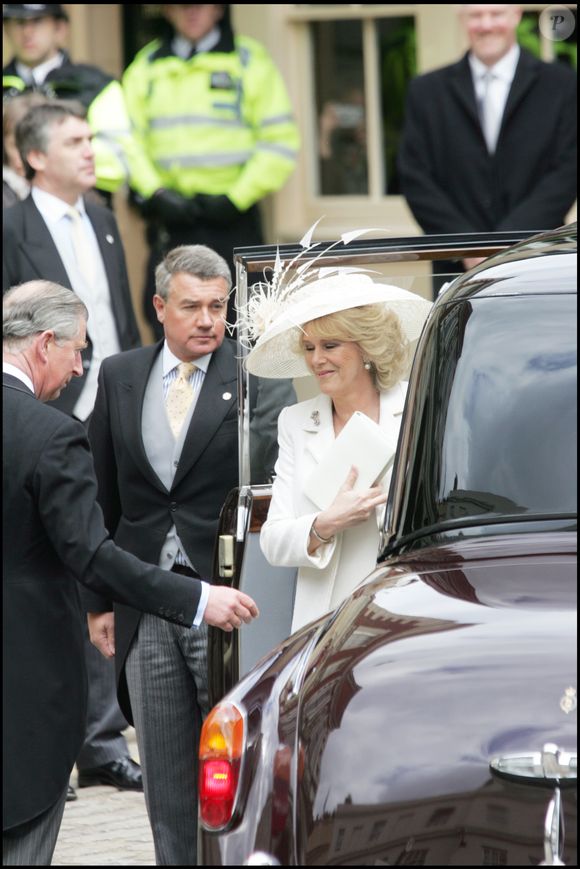 “Elle s'est incroyablement bien adaptée, car ce n'est pas facile pour une personne plus âgée d'intégrer La Firme, comme on l'appelle" 

Mariage de Charles et Camilla à Windsor le 9 avril 2005