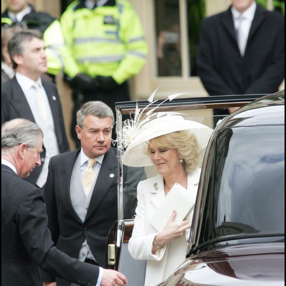 “Elle s'est incroyablement bien adaptée, car ce n'est pas facile pour une personne plus âgée d'intégrer La Firme, comme on l'appelle" 

Mariage de Charles et Camilla à Windsor le 9 avril 2005