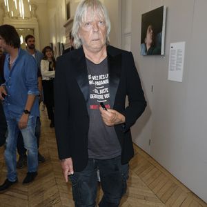 Exclusif - Le chanteur Renaud (Renaud Séchan) -  Vernissage de l'exposition "Renaud, Des mots et des images" qui se tiendra jusqu'au 14 septembre à la Mairie du 13ème à Paris le 5 septembre 2024. Elle marquera "également la sortie en librairie du recueil" publié aux éditions Gallimard Alternatives. Vingt artistes, dont le pionnier de l'art urbain Ernest Pignon-Ernest, les street artistes Jef Aérosol et C215, les peintres Françoise Pétrovitch et Anna Foka ont aussi illustré chacun un titre du chanteur (La mère à Titi, Mistral gagnant, Morgane de toi, Dès que le vent soufflera...) © Coadic Guirec/Bestimage