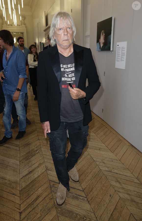 Exclusif - Le chanteur Renaud (Renaud Séchan) -  Vernissage de l'exposition "Renaud, Des mots et des images" qui se tiendra jusqu'au 14 septembre à la Mairie du 13ème à Paris le 5 septembre 2024. Elle marquera "également la sortie en librairie du recueil" publié aux éditions Gallimard Alternatives. Vingt artistes, dont le pionnier de l'art urbain Ernest Pignon-Ernest, les street artistes Jef Aérosol et C215, les peintres Françoise Pétrovitch et Anna Foka ont aussi illustré chacun un titre du chanteur (La mère à Titi, Mistral gagnant, Morgane de toi, Dès que le vent soufflera...) © Coadic Guirec/Bestimage