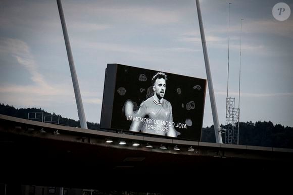 Minute de silence pour la mort de Diogo Jota lors du match du Championnat d'Europe de football féminin Euro 2025 entre France et Angleterre. Stade du Letzigrund à Zurich, 5 juillet 2025. © Elyxandro Cegarra/Psnewz/Bestimage