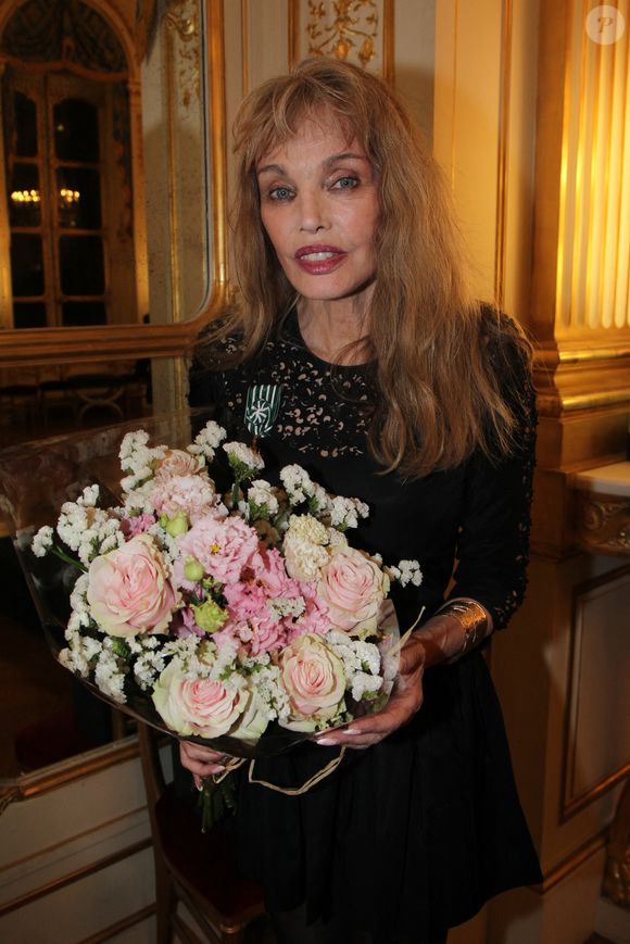 Arielle Dombasle - Arielle Dombasle est élevée au rang d'Officière de l'ordre des Arts et Lettres au Ministère de la Culture à Paris le 08 Décembre 2025.

© Philippe Baldini / Bestimage