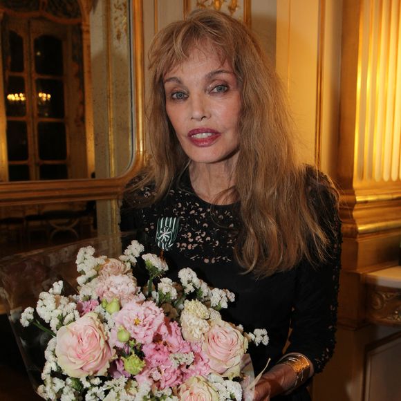 Arielle Dombasle - Arielle Dombasle est élevée au rang d'Officière de l'ordre des Arts et Lettres au Ministère de la Culture à Paris le 08 Décembre 2025.

© Philippe Baldini / Bestimage