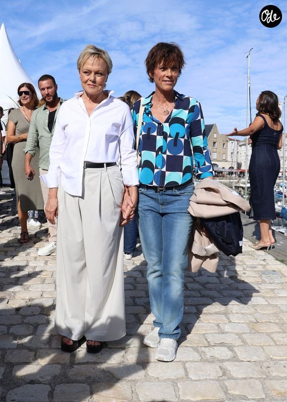 Muriel Robin et sa femme Anne Le Nen - Photocall du téléfilm "A la Vie" lors de la 28ème édition du Festival de la Fiction TV de la Rochelle, le 18 septembre 2026. © Denis Guignebourg / Bestimage # | 00770517
