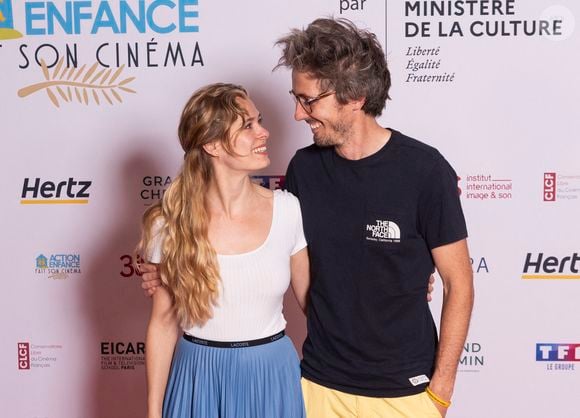 Le couple a même accueilli deux petites filles, Lou et Alma.

Alice Raucoules et son compagnon Augustin Petit, alias Gus (Illusionniste) - 6éme édition "Action Enfance fait son cinéma" au Grand Rex à Paris. © Pierre Perusseau/Bestimage