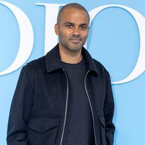 Tony Parker est revenu sur ses débuts aux États-Unis lors d’une interview accordée à Konbini.

Tony Parker au photocall du défilé de mode féminine Dior printemps-été 2025 lors de la Fashion Week de Paris (PFW), à Paris, France. © Olivier Borde/Bestimage