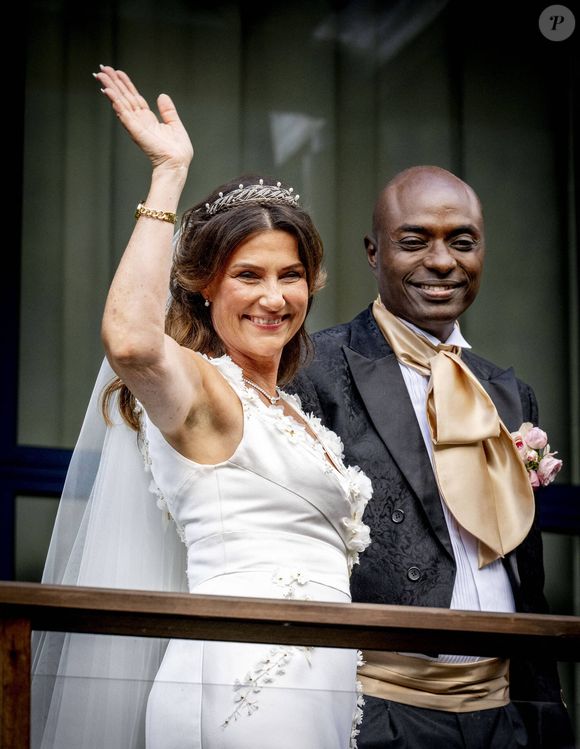 Leah a d'ailleurs maquillé sa mère le jour de son mariage avec le chaman Durek Verrett, en août 2023.

La princesse Martha Louise de Norvège, Durek Verrett - Mariage de la princesse Martha Louise de Norvège et Durek Verrett à l'hôtel Union à Geiranger le 31 août 2024.