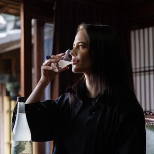 Le saké qu'elle produit est distribué en Europe depuis le mois de septembre...

Eva Green s'est lancée dans la production de saké au Japon