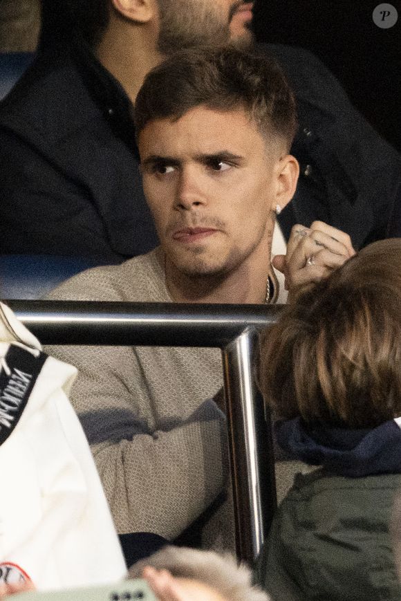 Romeo Beckham dans les tribunes lors du match retour de la Ligue Des Champions 2024-2025 (LDC) "PSG - Arsenal" (2-1) au Parc des Princes à Paris le 7 mai 2025. © Cyril Moreau/Bestimage