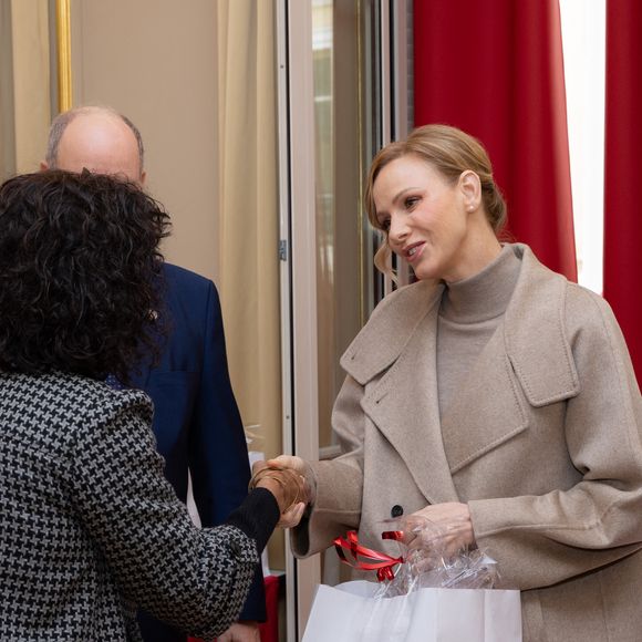 Albert et Charlene de Monaco remettent les cadeaux aux personnes âgées au siège de la Croix Rouge, dans le cadre des célébrations de la Fête Nationale monégasque, le 14 novembre 2025.  © Olivier Huitel/Pool Monaco/Bestimage
