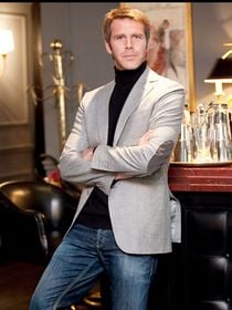 Emmanuel Philibert de Savoie se sépare de sa villa corse "sculptée dans la roche", un paradis les pieds dans l'eau proposé à plusieurs millions d'euros