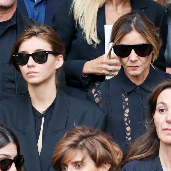 Clotilde Courau et sa fille Vittoria de Savoie étaient présentes à Paris pour rendre hommage à Mathilde Favier, figure des relations publiques de Dior décédée tragiquement à 57 ans.

Clotilde Courau et sa fille Vittoria de Savoie à la sortie des obsèques de Mathilde Favier en l'église Saint-Sulpice à Paris.

© Dominique Jacovides-Cyril Moreau/Bestimage