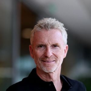 Denis Brogniart est l'animateur star de Koh-Lanta.

Denis Brogniart au village lors des Internationaux de France de Tennis de Roland Garros 2025. 
© Moreau/Jacovides/Bestimage