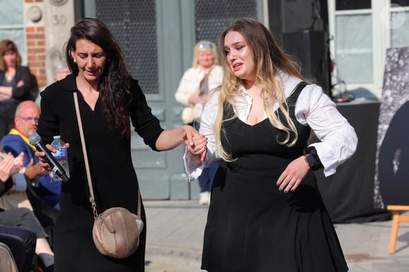 Adeline Quenon, la soeur aînée d'E.Dequenne, et Milla Savarese, la fille unique d'E.Dequenne - 300 personnes réunies pour rendre hommage à Emilie Dequenne dans sa ville de Chièvres (Belgique), le 9 avril 2025, quelques semaines après son décès prématuré, survenu le 16 mars 2025.
