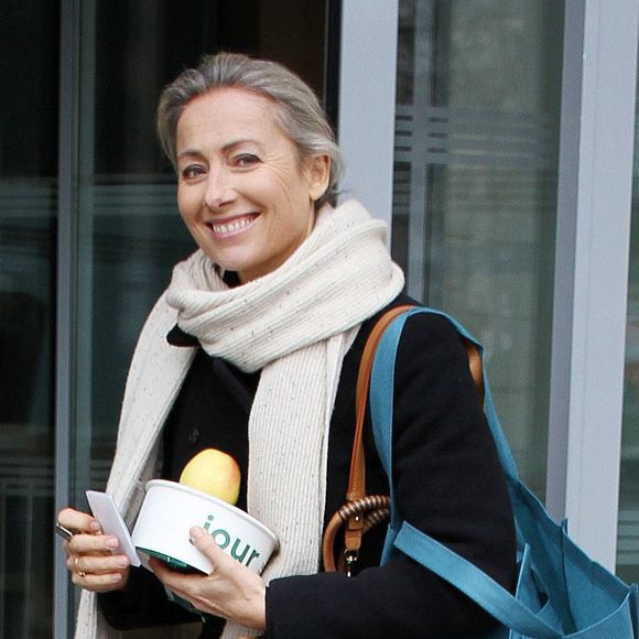 Malgré un emploi du temps chargé, Anne-Sophie Lapix trouve chaque matin un moment pour faire du sport et se maintenir en forme. 

Exclusif - Anne-Sophie Lapix - Les célébrités à la sortie de l'émission de radio Les Grosses Têtes sur RTL à Neuilly-sur-Seine. © Jonathan Rebboah/PsnewZ/Bestimage