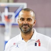 Grand jardin, salle des trophées, terrain de basket… Tony Parker ouvre les portes de son incroyable maison près de Lyon