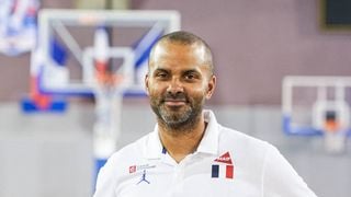 Grand jardin, salle des trophées, terrain de basket… Tony Parker ouvre les portes de son incroyable maison près de Lyon