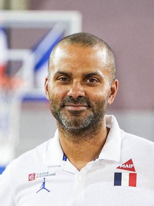 Grand jardin, salle des trophées, terrain de basket… Tony Parker ouvre les portes de son incroyable maison près de Lyon