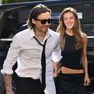 Brooklyn Beckham et sa femme Nicola Peltz sont de retour à leur hôtel, après le défilé Balenciaga lors de la Fashion Week (PFW), le 1er octobre 2026. © Pierre Perusseau / Bestimage