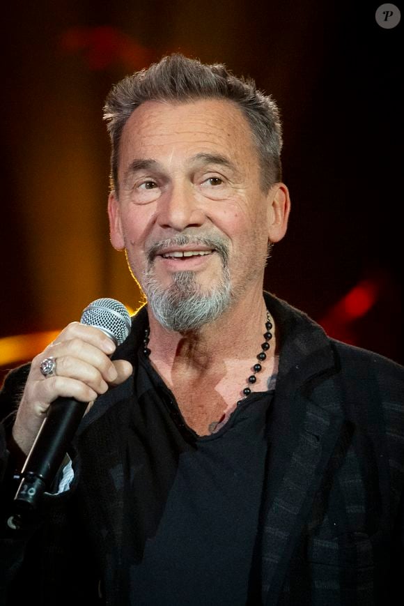 Exclusif - Florent Pagny lors de l'enregistrement de l'émission "L'anniversaire secret" à Paris. Le 7 novembre 2023
© Cyril Moreau / Bestimage
Dans ce show musical inédit, une énorme surprise a été créée dans le plus grand secret, pour célébrer les 30 ans de succès de Pascal Obispo, sans qu’il ne soit au courant de quoi que ce soit !
Pensant participer à une émission de variétés, Pascal Obispo a été invité par Nagui pour présenter son dernier single…
Sauf qu’en arrivant sur le plateau, plus de 600 personnes l’attendaient… et c’est à ce moment que la soirée démarre…Étonné de se retrouver seul en plateau sans animateur, il va comprendre rapidement que rien ne se passe comme prévu ! 
« Son » groupe de musiciens et de choristes installés sur scène, et les premières notes de musique résonnent.  L’arrivée de Zazie, son amie de longue date, lui révèle la supercherie : beaucoup de musiques, beaucoup de surprises et beaucoup d’émotions !
Au programme, ses plus grands succès et ceux composés pour ses nombreux amis artistes au cours des 30 dernières années consacrées à la musique. 
Une soirée chargée d’émotions et de souvenirs inoubliables puisque Pascal Obispo va découvrir au fur et à mesure de la soirée tous les artistes venus lui fêter son anniversaire.
Avec son piano ou sa guitare jamais très loin, il va interpréter pendant plus de deux heures ses plus grands succès. Cet anniversaire lui réserve d'excellents moments de partages, de rires, de larmes et de souvenirs pour marquer ses 30 ans d’une incroyable carrière.
Le Vendredi 24 novembre à 21h10 sur France 3, venez chanter ses plus grands succès ou les titres composés pour d’autres artistes, ceux qui ont jalonné ses 30 ans de dévouement à la musique : de Ma liberté de penser à Plus que tout au monde en passant par Tomber pour elle, 1980 mais aussi Allumer le feu, L'envie d'aimer, Zen, ou Savoir aimer. 
Chaque chanson sera un voyage dans le temps pour vous rappeler pourquoi vous êtes tombés amoureux de sa musique.
Cette soirée est une énorme surprise qui la rend mémorable…