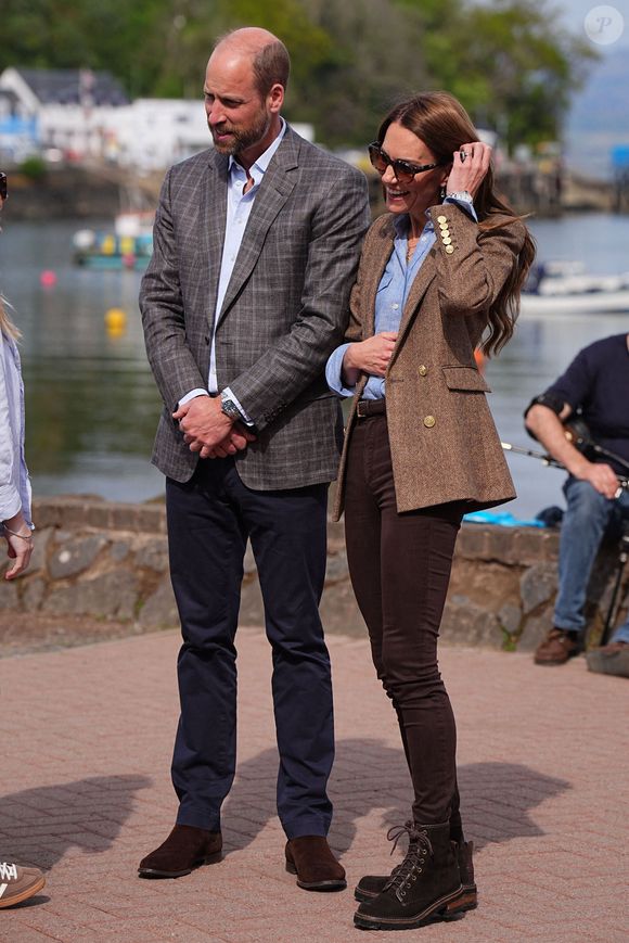 Le prince et la princesse de Galles, connus sous le nom de duc et duchesse de Rothesay lorsqu'ils sont en Écosse, discutent avec un habitant lors d'une visite d'un marché artisanal pour rencontrer certains des fabricants et créateurs de l'île, dans la ville de Tobermory sur l'île de Mull.  29 avril 2025. Photo par Aaron Chown/PA Wire/ABACAPRESS.COM