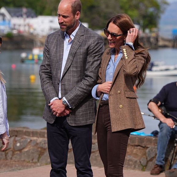Le prince et la princesse de Galles, connus sous le nom de duc et duchesse de Rothesay lorsqu'ils sont en Écosse, discutent avec un habitant lors d'une visite d'un marché artisanal pour rencontrer certains des fabricants et créateurs de l'île, dans la ville de Tobermory sur l'île de Mull.  29 avril 2025. Photo par Aaron Chown/PA Wire/ABACAPRESS.COM