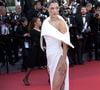 Entre amis, Iris Mittenaere savoure les couchers de soleil et les apéritifs face à la mer.

CANNES, FRANCE - 19 MAI : Iris Mittenaere pose lors du tapis rouge du film « Fjord » à l'occasion du 79e Festival de Cannes, au Palais des Festivals, le 19 mai 2026 à Cannes, en France.