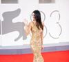 La pièce vintage se distingue par ses broderies florales irisées et sa coupe près du corps.

Kendall Jenner sur le tapis rouge du film ''Wild Horse Nine,'' au 83eme Festival de Venise. ©SGPItalia