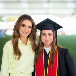 Diplômée, Salma de Jordanie fait la fierté de ses parents.

Le roi Abdallah II et la reine Rania, la princesse Iman et M. Jameel Thermiotis avec la princesse Salma lors de sa remise de diplôme à l'Université de Californie du Sud Los Angeles, 12 mai 2023 Photo : Cour royale hachémite / Albert Nieboer / dpa/ABACAPRESSS.COM Point de Vue OUT
