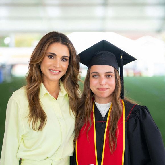 Diplômée, Salma de Jordanie fait la fierté de ses parents.

Le roi Abdallah II et la reine Rania, la princesse Iman et M. Jameel Thermiotis avec la princesse Salma lors de sa remise de diplôme à l'Université de Californie du Sud Los Angeles, 12 mai 2023 Photo : Cour royale hachémite / Albert Nieboer / dpa/ABACAPRESSS.COM Point de Vue OUT