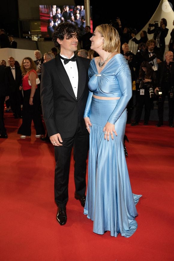 Il a expliqué sur Instagram qu’il souffre depuis quelques jours d’un nouveau symptôme.

Florian Rossi et Louane assistent au tapis rouge de The Idol lors du 76ème festival de Cannes au Palais des Festivals le 22 mai 2023 à Cannes, France. Photo par David Niviere/ABACAPRESS.COM
