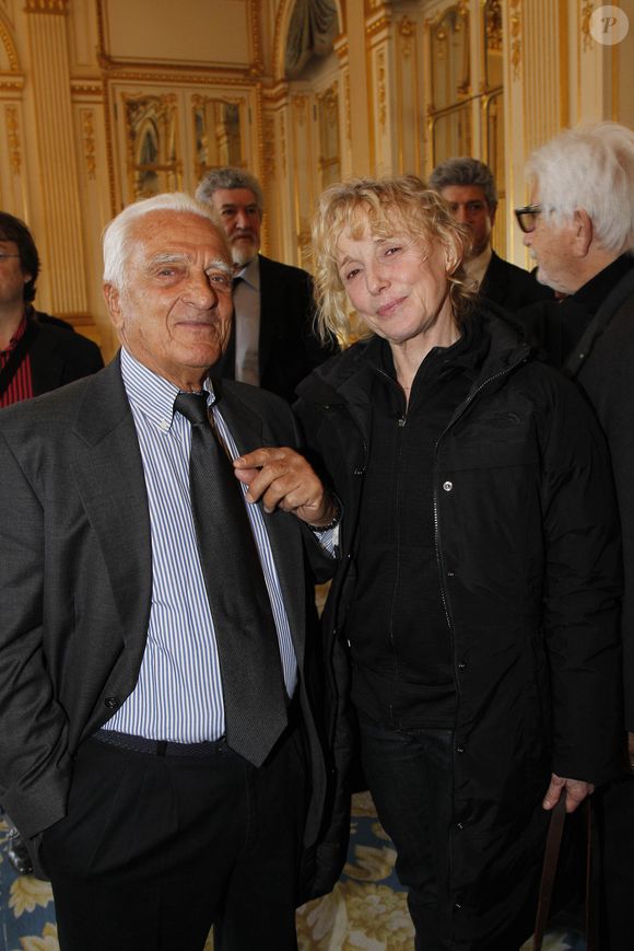 Exclusif - Alain Belmondo, et "la réalisatrice" Claire Denis - Cérémonie de remises d'insignes au ministère de la Culture et de la Communication. Le 20 avril 2012. BERTRAND RINDOFF PETROFF / BESTIMAGE