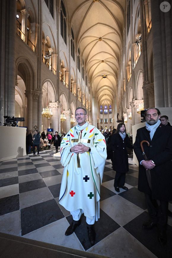 Le prêtre Olivier Ribadeau Dumas avant le début de la première messe publique au cours de laquelle l'archevêque de Paris Laurent Ulrich conduira les prières pour consacrer le nouvel autel principal, conçu par l'artiste et designer français Guillaume Bardet, à la cathédrale Notre-Dame de Paris, à Paris, le 8 décembre 2024. Photo by Eliot Blondet/ABACAPRESS.COM