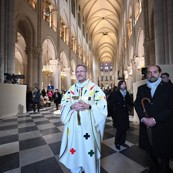 Le prêtre Olivier Ribadeau Dumas avant le début de la première messe publique au cours de laquelle l'archevêque de Paris Laurent Ulrich conduira les prières pour consacrer le nouvel autel principal, conçu par l'artiste et designer français Guillaume Bardet, à la cathédrale Notre-Dame de Paris, à Paris, le 8 décembre 2024. Photo by Eliot Blondet/ABACAPRESS.COM